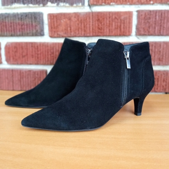 NWT Pelle Moda 'Candis' Pointy Toe Kitten Heel Ankle Booties in Black Suede - Picture 2 of 7